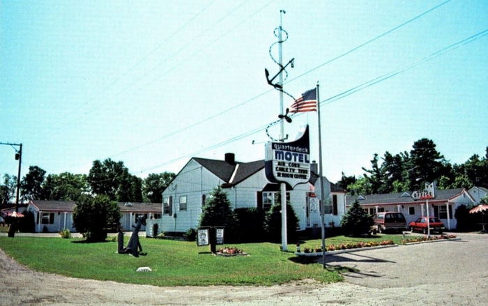 Hiawatha Motel (Quarterdeck Motel) - Vintage Postcard For Quarterdeck - Looks The Same (newer photo)